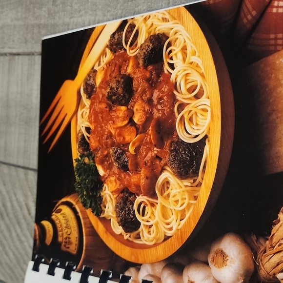 CANADA COOKBOOK PASTA - Picture 5 of 6